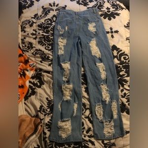 Ripped jeans, baggy and high waisted!